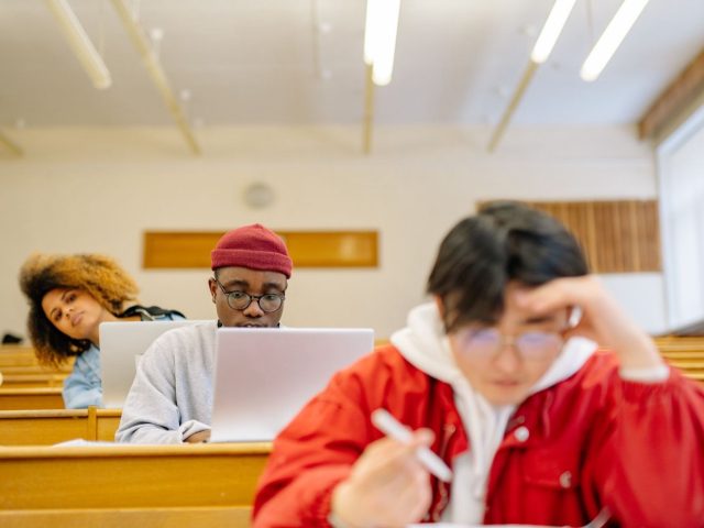 Moodle ou Google Classroom : guide pour écoles indiennes